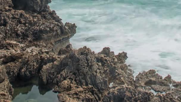 Gedetailleerd zicht op vulkanische kust met hoge kliffen en golven die over vulkanische rotsen breken, Portugal. — Stockvideo