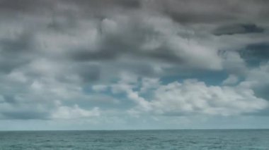 Atlantik Okyanusu kıyısında granit kayalar ve deniz kayalıklarla, Portekiz.