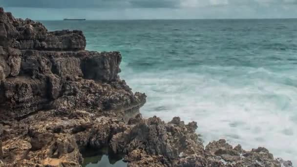 Сильные экстремальные волны врезаются в пещеры грот, Бока-ду-Инферно, Португалия — стоковое видео