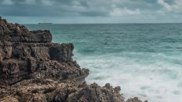 Fuertes olas extremas chocan contra gruta acantilado cueva, Boca do Inferno, Portugal — Vídeo de stock