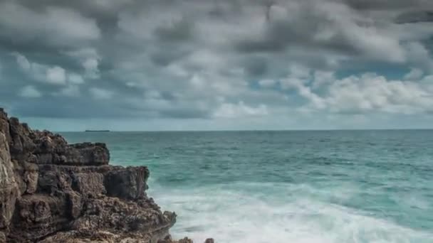 Silné extrémní vlny narazí do skály jeskyně grotto, Boca do Inferno, Portugalsko — Stock video