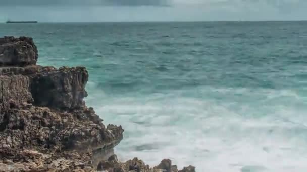 洞窟の崖の洞窟にクラッシュに強い極端な波、ボカはインフェルノ、ポルトガル — ストック動画