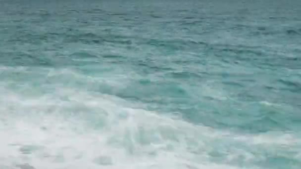 Atlantische Oceaan kust granieten rotsen en kliffen, Portugal. — Stockvideo