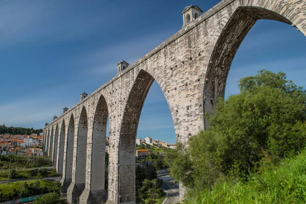 The Aqueduct Aguas Livresポルトガル語: Aqueduto das Aguas Livres自由水の水道は、ポルトガルのリスボン市にある歴史的な水道です。 — ストック写真