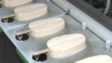 dondurma üretimi, dondurma üzerine çikolata kaplama işlemi, üretim hattı, süt ürünleri.