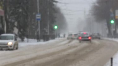 Su birikintileri ve kar ile kirli kış yolu.