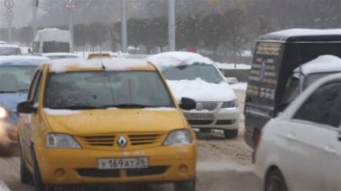 Su birikintileri ve kar ile kirli kış yolu.
