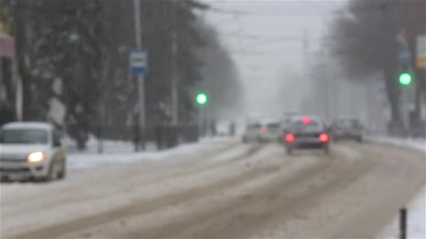 Schmutzige Winterstraße mit Pfützen und Schnee. — Stockvideo