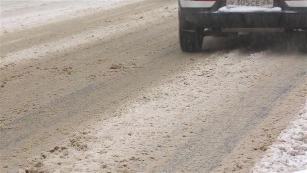 水たまりと雪の汚れた冬の道. — ストック動画