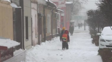 karlı yolda yürüyen insanlar. Kar fırtınası, kar yağışı.