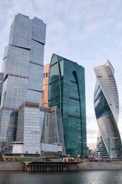 Moskova Rusya, şehir manzarası, gün batımı. Bölgenin iş merkezi ve Moskova nehri..