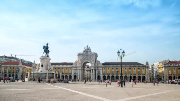 Plaza del Comercio, arco triunfal adornado o Arco da Rua Augusta. Lisboa, Portugal. — Vídeos de Stock