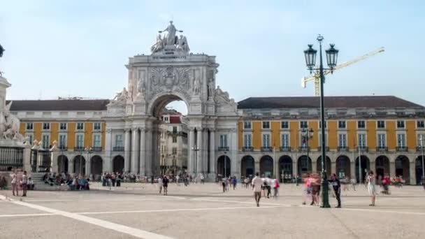 Plaza del Comercio, arco triunfal adornado o Arco da Rua Augusta. Lisboa, Portugal. — Vídeos de Stock