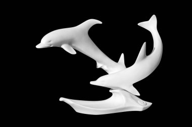 Siyah arka planda klasik mermer yunus heykeli.