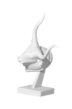 Beyaz arka planda klasik bir boğa heykeli.