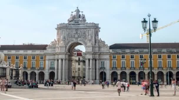 Plaza del Comercio, arco triunfal adornado o Arco da Rua Augusta. Lisboa, Portugal. — Vídeo de stock