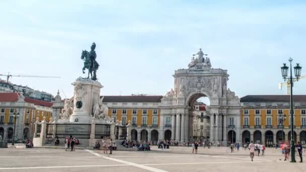 Plaza del Comercio, arco triunfal adornado o Arco da Rua Augusta. Lisboa, Portugal. — Vídeo de stock