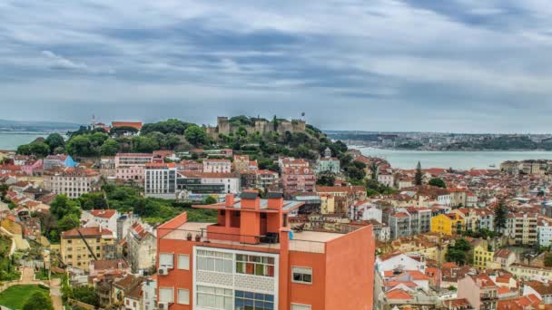 Lisabon, Portugalsko panorama směrem k hradu Sao Jorge. — Stock video