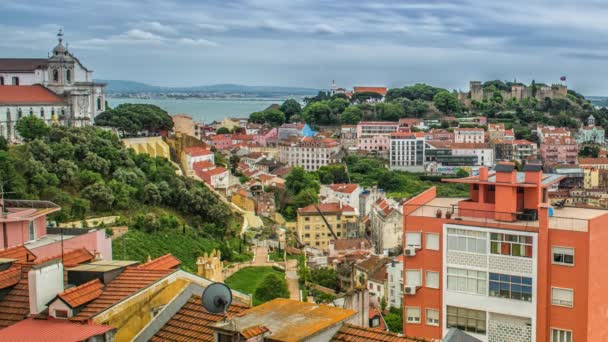 ポルトガルのリスボン、サンホルヘ城へのスカイライン. — ストック動画