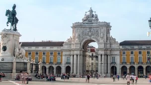 Commerce Square, ozdobný triumfální oblouk nebo Arco da Rua Augusta. Lisabon, Portugalsko. — Stock video