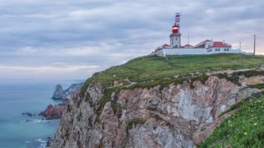 Atlantik Okyanusu 'ndaki engebeli sahil şeridi Sabah, Portekiz' deki Cabo Da Roca Deniz Feneri