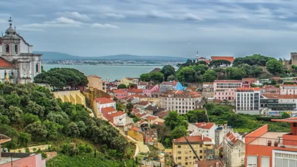 Lissabon, Portugal Skyline in Richtung Schloss Sao Jorge. — Stockvideo