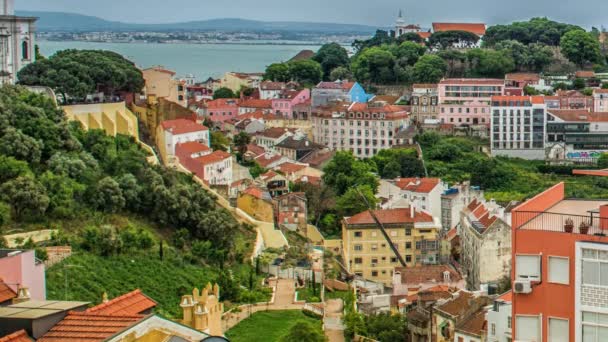 Lisszabon, Portugália városképe a Sao Jorge kastély felé. — Stock videók