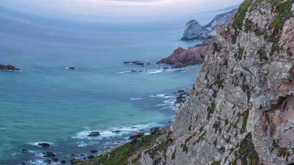 Litoral acidentado no Oceano Atlântico Manhã, Folhagem e Farol do Cabo Da Roca, de Portugal Continental — Vídeo de Stock