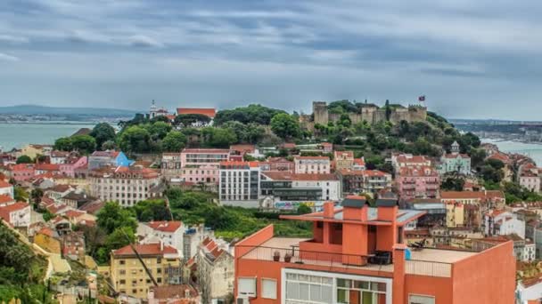Lisabon, Portugalsko panorama směrem k hradu Sao Jorge. — Stock video