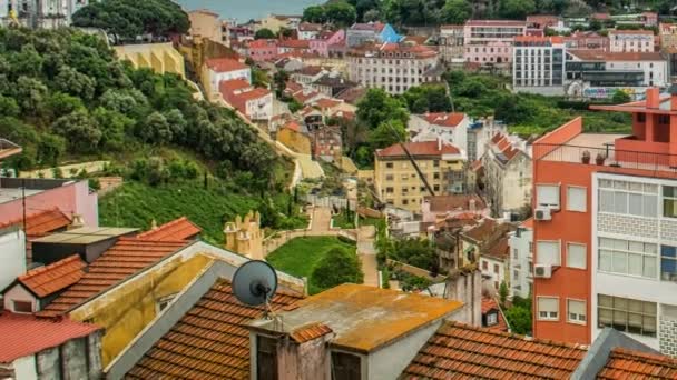 Lisabon, Portugalsko panorama směrem k hradu Sao Jorge. — Stock video