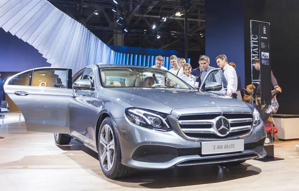 Moskova Ağustos 2016 Adamları Büyük Araba Mercedes Uluslararası Otomobil Salon — Stok fotoğraf