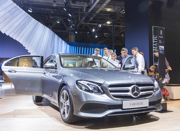 Moskova Ağustos 2016 Adamları Büyük Araba Mercedes Uluslararası Otomobil Salon — Stok fotoğraf