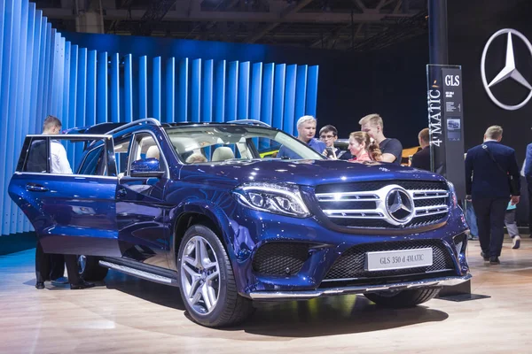 Moskva Srpen 2016 Obchodní Lidé Věnují Velkou Pozornost Auto Mercedes — Stock fotografie