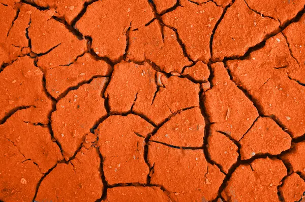 Terra rachada da cor vermelha no deserto — Fotografia de Stock