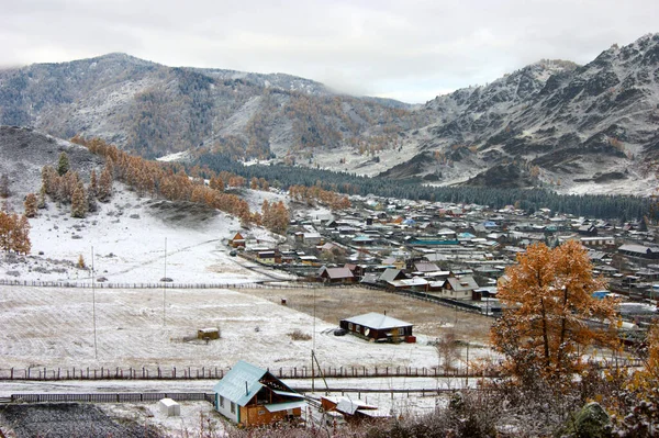 Pueblo en la montaña en otoño después de la nieve — Foto de Stock