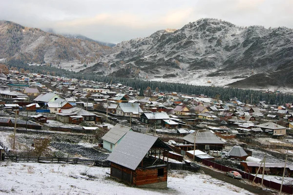 五彩斑斓的风景被雪地覆盖在山上 — 图库照片