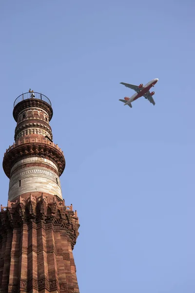 Qutb Minar Tower Och Ett Plan Delhi Indien — Stockfoto