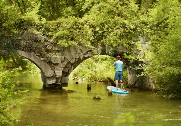 Männer Die Unter Der Alten Brücke Bord Schweben — Stockfoto