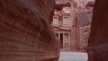 Petra - eski şehir, hazine görünümünden olarak Siq gorge. Ürdün.
