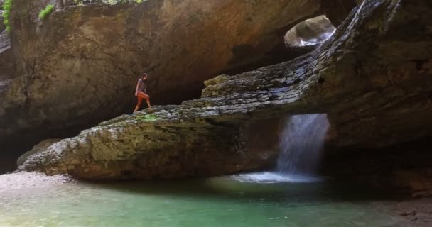 Giovane Donna Che Esplora Canyon Salta Guarda Cascata Nascosta Daghestan — Video Stock