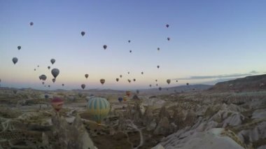 Sıcak hava balonları Cappadocia uçan.
