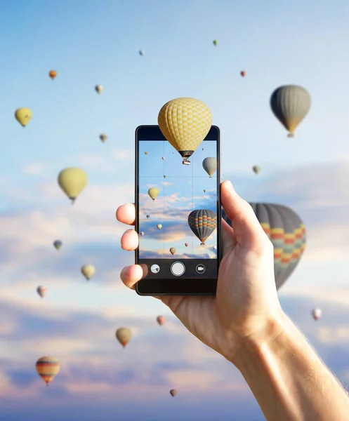 Globos Aire Caliente Que Vuelan Fuera Del Teléfono Inteligente — Foto de Stock