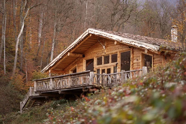 Hütte Herbstlichen Wald — Stockfoto