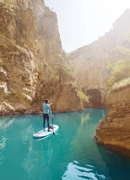 Mann Paddelt Auf Surfbrett Schlucht — Stockfoto