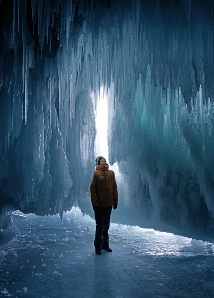 Buz Mağarası keşfetmek adam — Stok fotoğraf