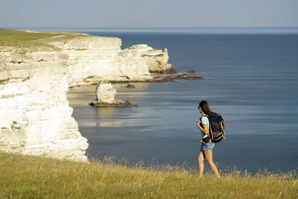 Young woman hiking at seaside. — Stock Photo, Image