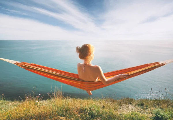 Mulher relaxante em rede e olhando para o mar — Fotografia de Stock