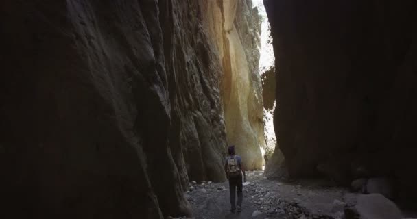 Hombre Explorando Garganta Karadakh Daguestán Rusia — Vídeo de stock