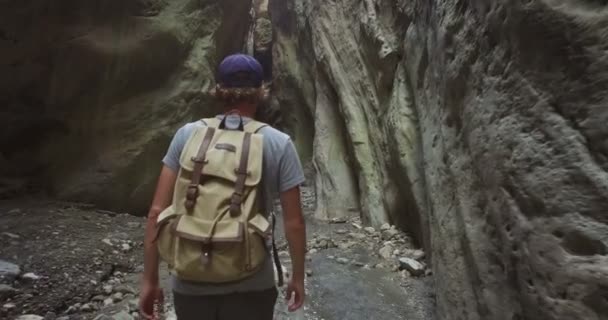Человек Исследующий Карадахское Ущелье Дагестане Россия — стоковое видео
