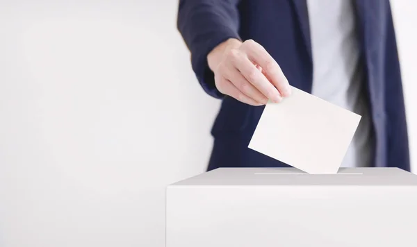 Votação. Homem colocando uma cédula em uma caixa de votação . — Fotografia de Stock